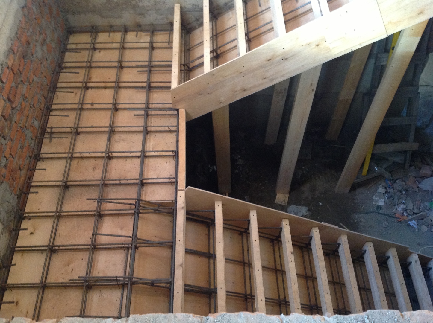 Монолитная лестница в частном доме своими руками из бетона: плюсы и минусы, советы по монтажу и отделке бетонной лестницы