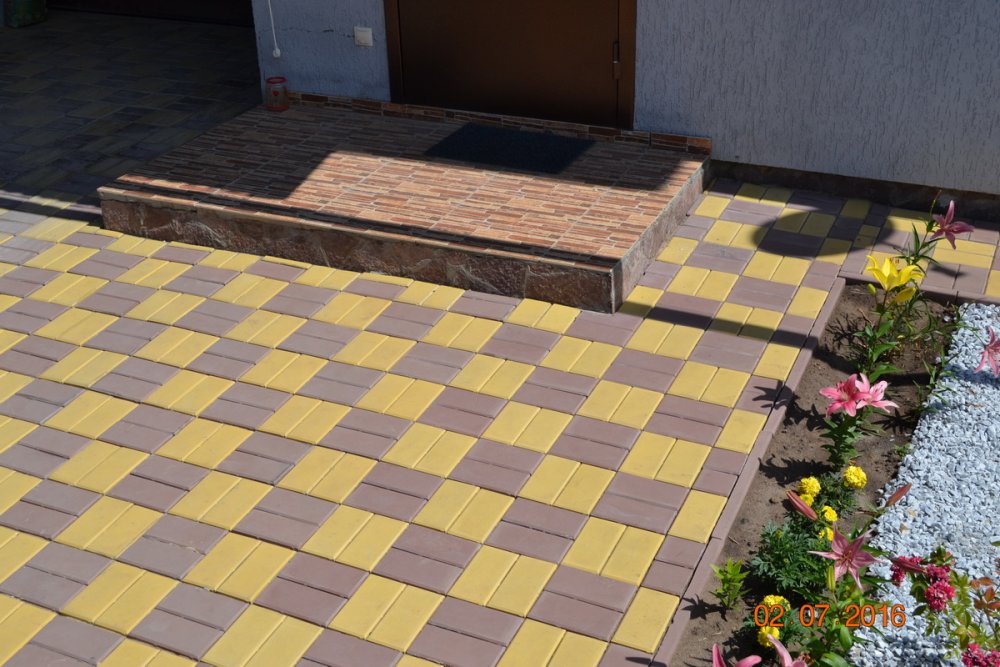 Способы укладки тротуарной плитки: варианты, схемы, дизайн во дворе, узоры на газоны, выложенные рисунки