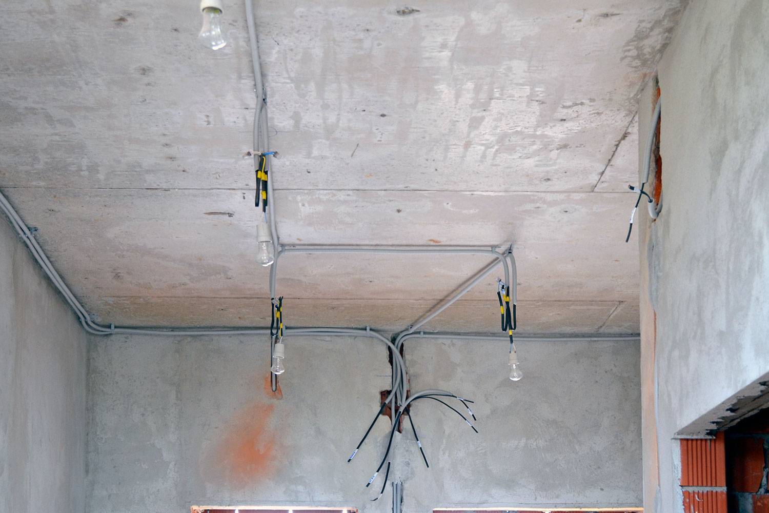 Проводка по потолку: особенности работы с разными материалами.