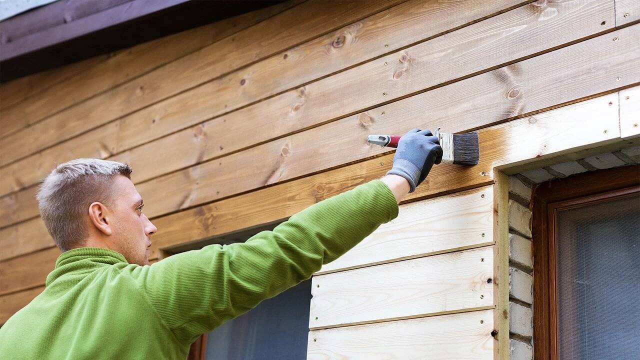 Как правильно покрасить фасад деревянного дома