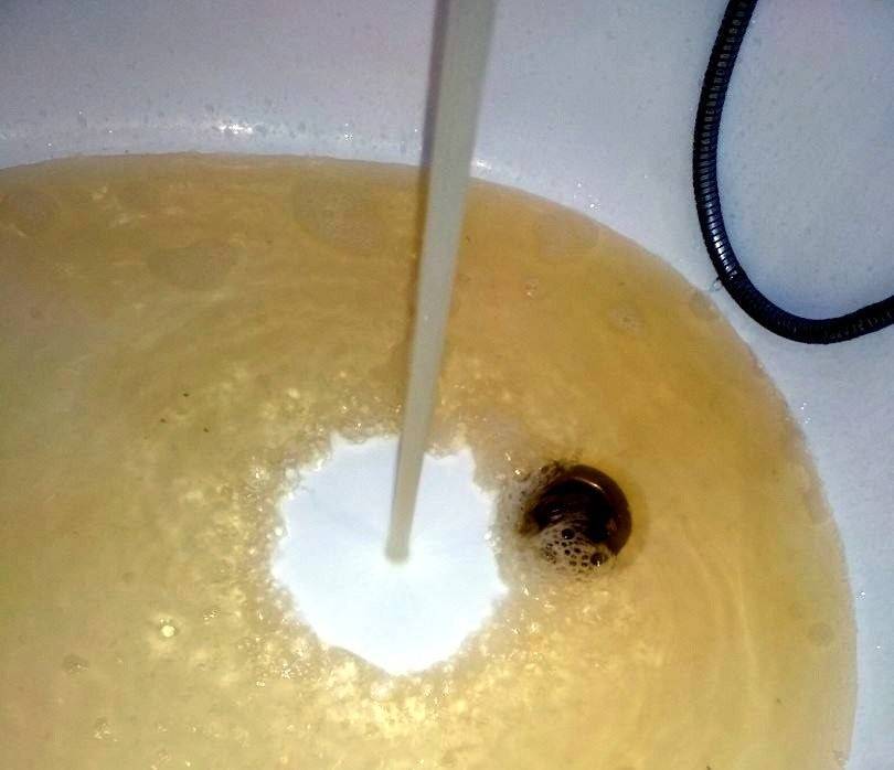 Желтая вода: почему из скважины ржавая на воздухе и покрывается пленкой после нескольких часов, что делать при кипячении в колодце
