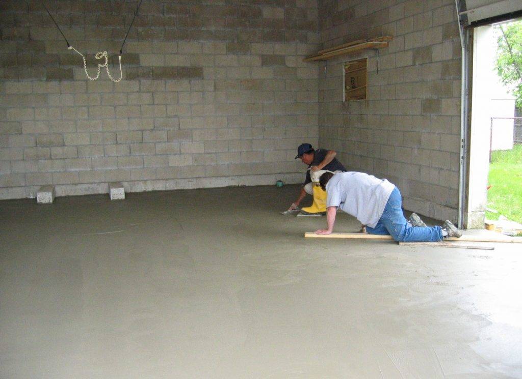 Чем выровнять пол бетонный в гараже
