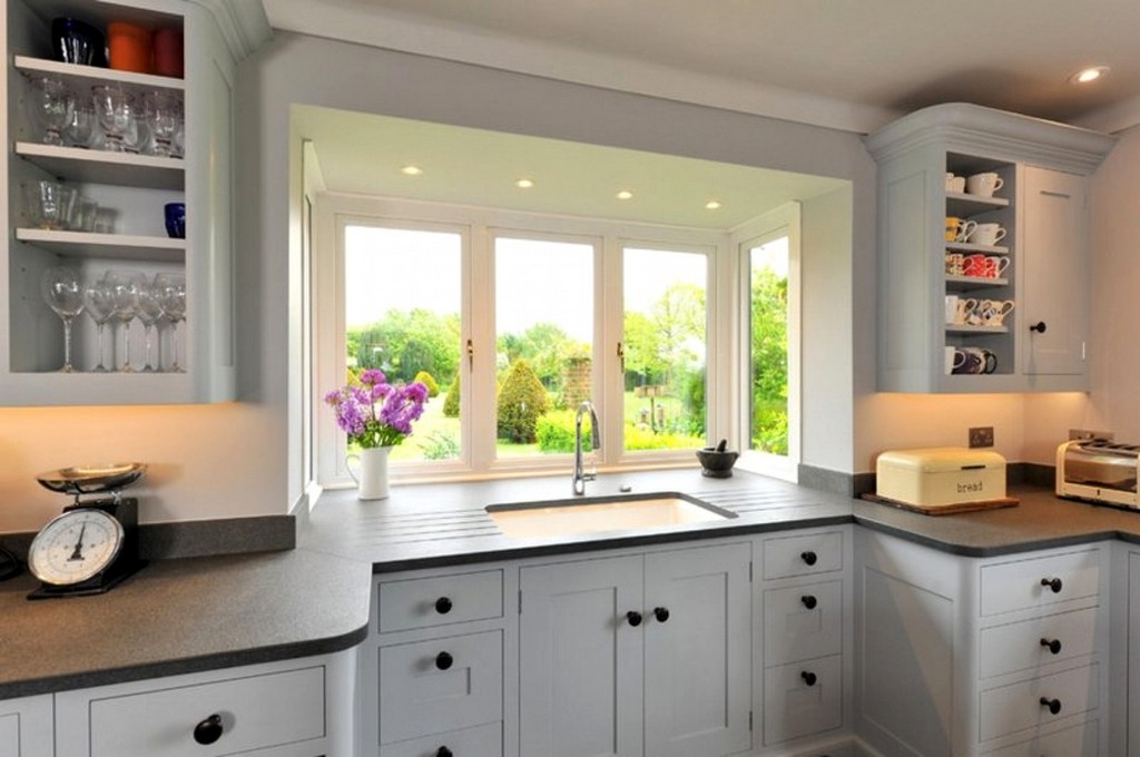 Дизайн угловой кухни с окном — оформление интерьера и особенности планировки