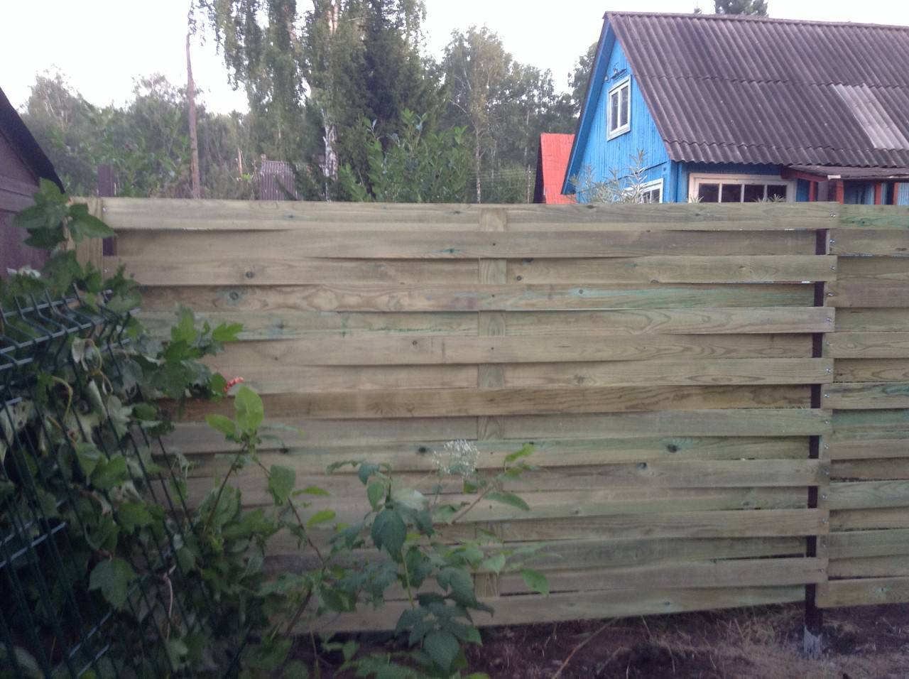 Как сделать деревянный забор: пошаговая инструкция (3 фотоотчета)