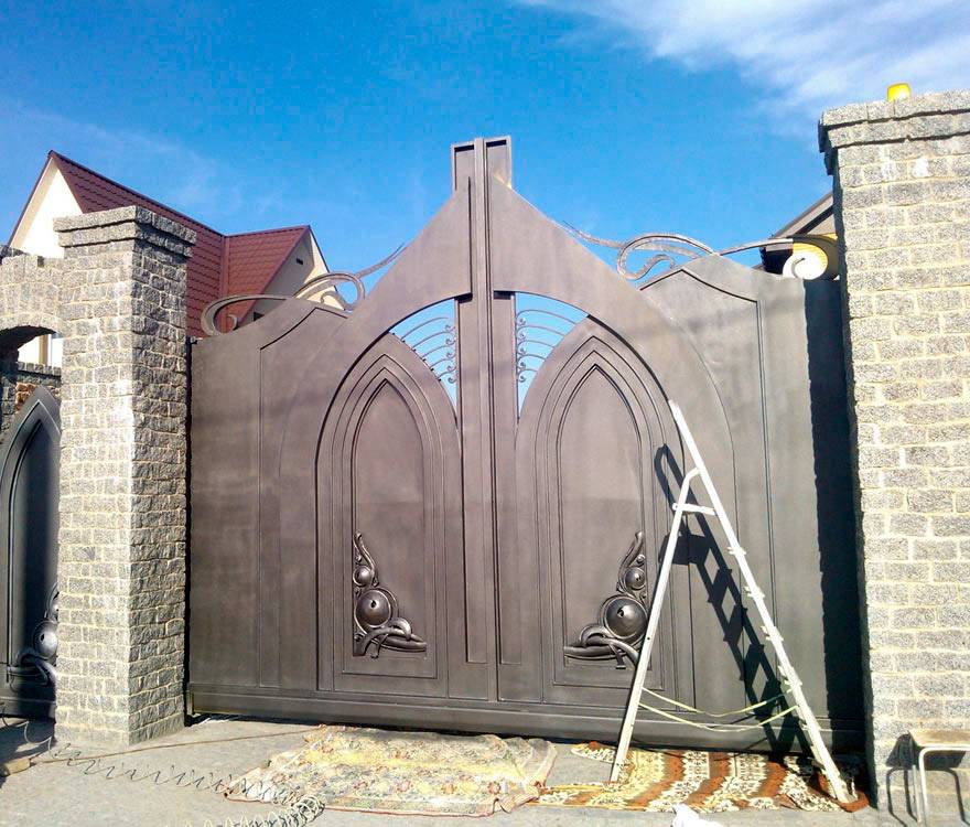 Как правильно покрасить металлические ворота в гараже или частном доме