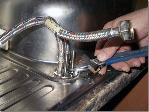 Замена крана на кухне: демонтаж, установка смесителя с креплением на гайку