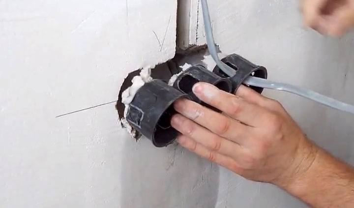 Как установить розетку в стене из гипсокартона