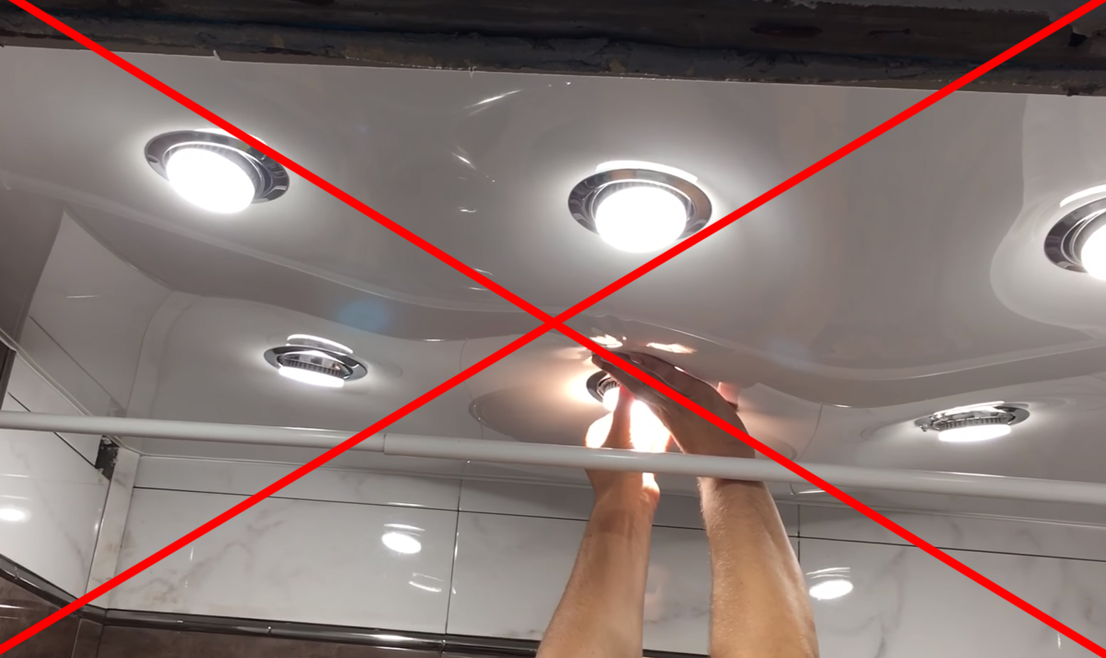 Как слить воду с натяжного потолка самостоятельно