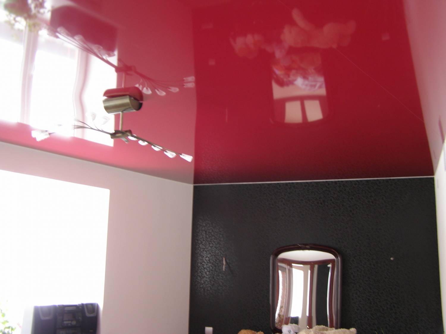 Бордовый натяжной потолок в интерьере фото