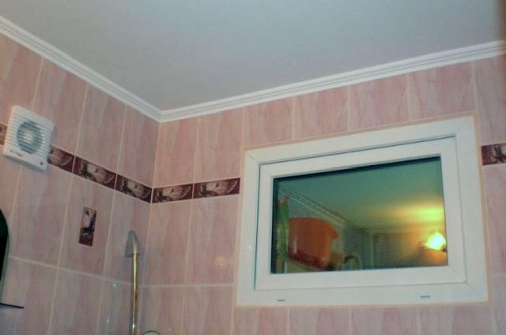 С какой целью в советском союзе ставили окно между ванной и кухней