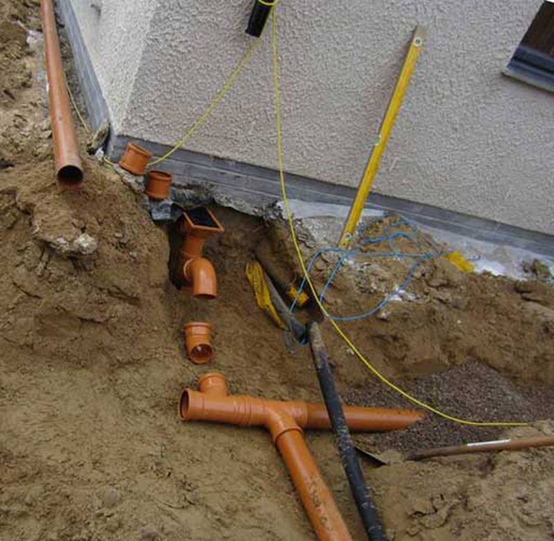 Вывод канализационной трубы из дома как вывести из частного дома