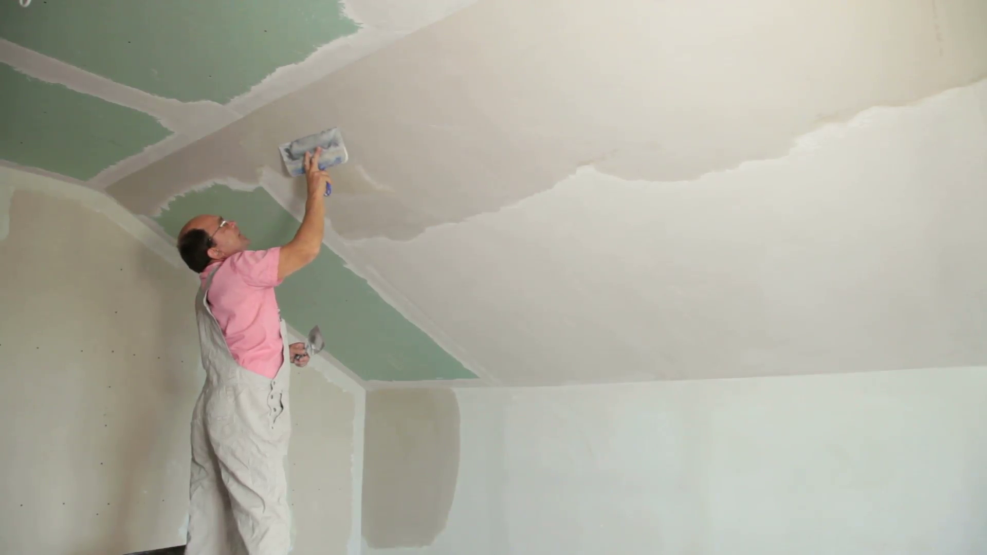 Шпаклевка потолка своими руками под покраску: как выровнять?