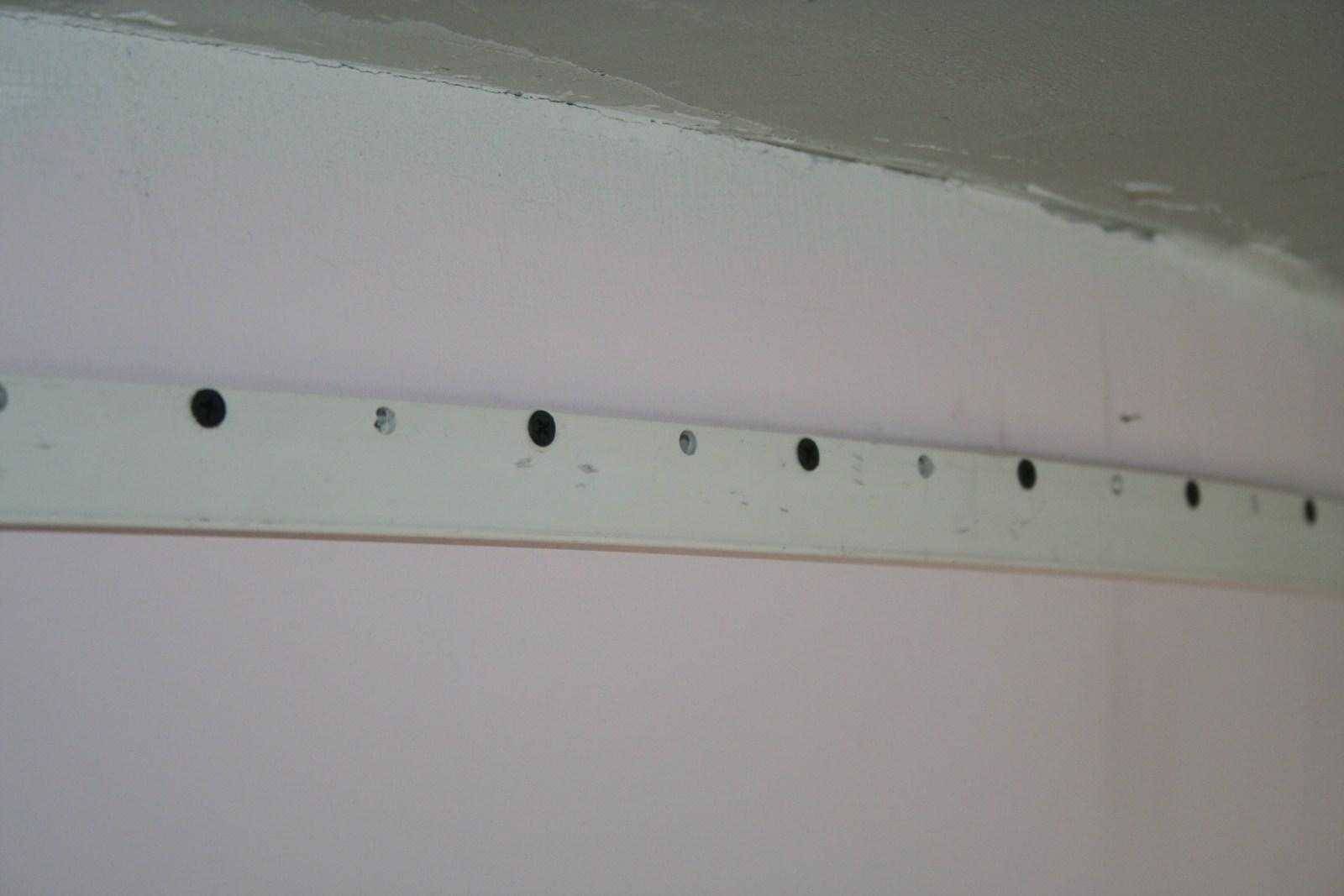 Крепление натяжного потолка к гипсокартону: как крепится натяжной потолок на гипсокартонные стены, монтаж закладных для короба, как крепятся багеты, стык планки, установка