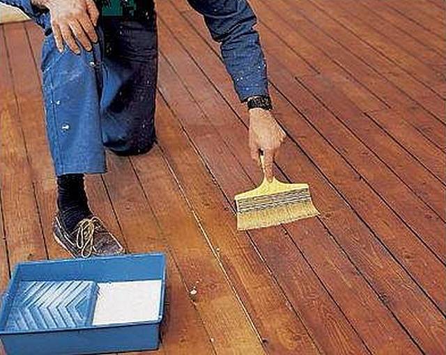 Чем покрыть деревянный пол в доме — варианты и методики