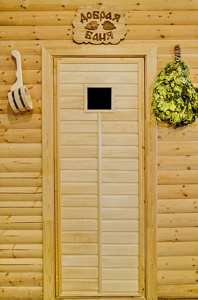 Как выбрать деревянные двери для бани – правила и нормы