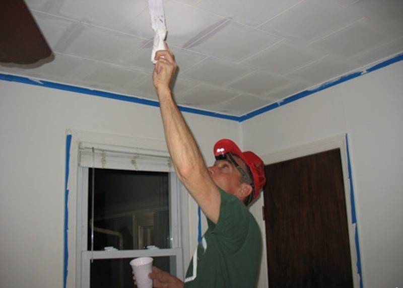 Рекомендации: как покрасить потолочную плитку из пенопласта