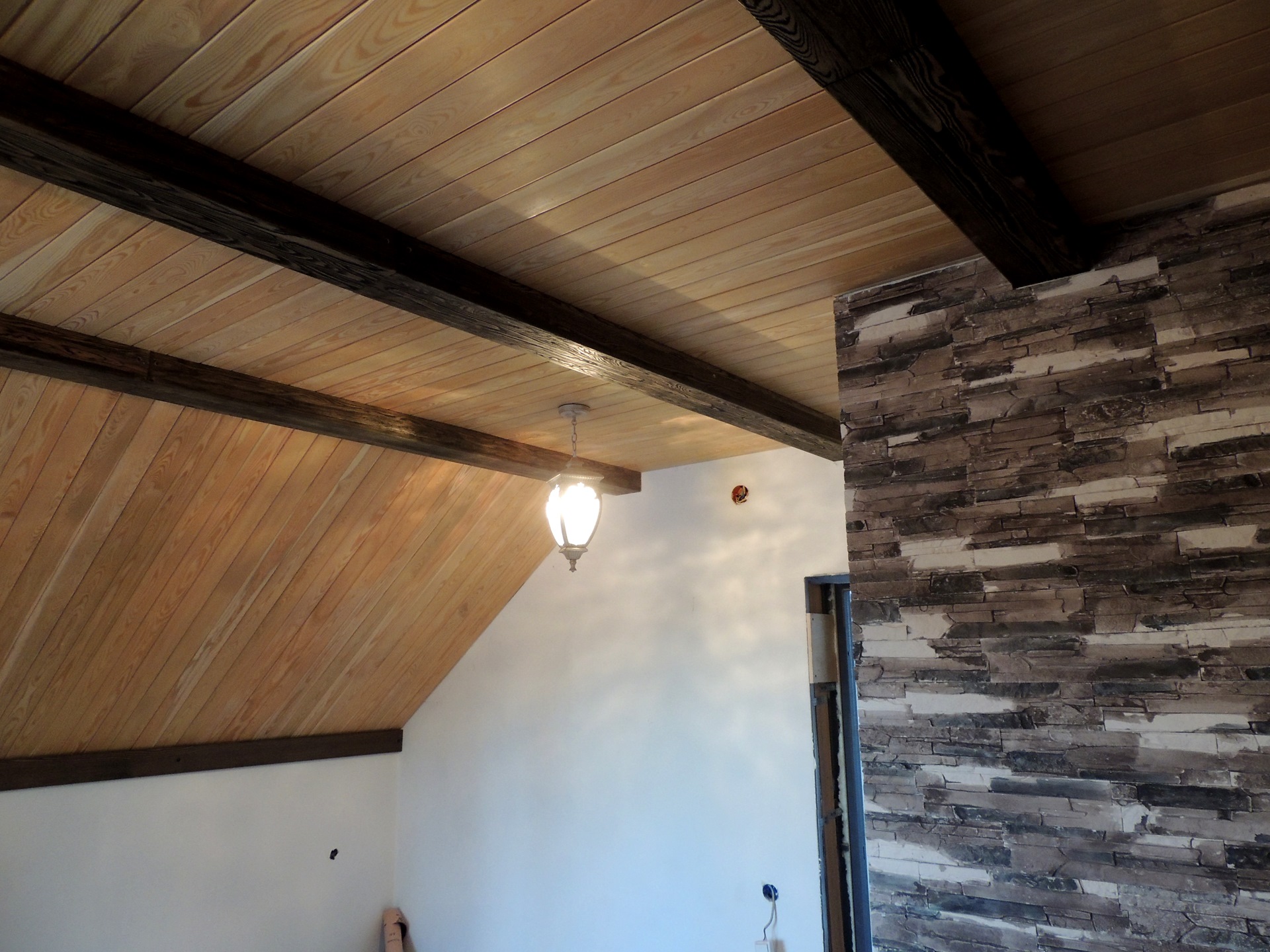 Потолок в деревянном доме: варианты отделки и выбор материалов