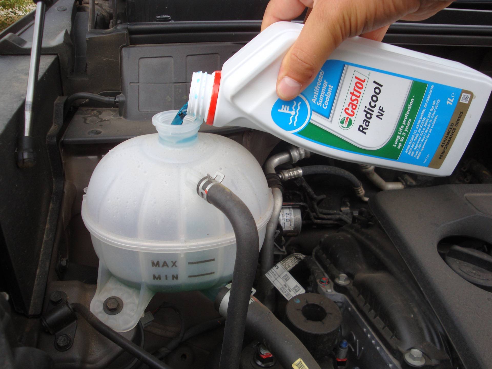 Что заливают в радиатор автомобиля – антифриз, тосол или воду