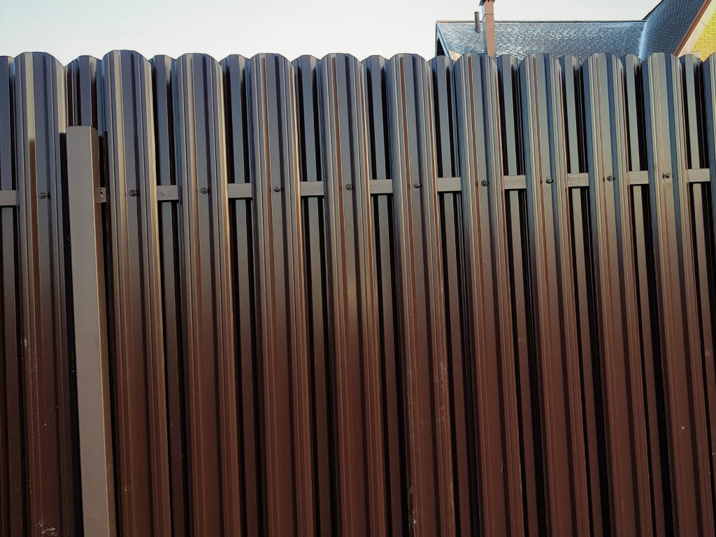 Современный и красивый забор из евроштакетника для частного дома – фото удачных примеров | дизайн и интерьер