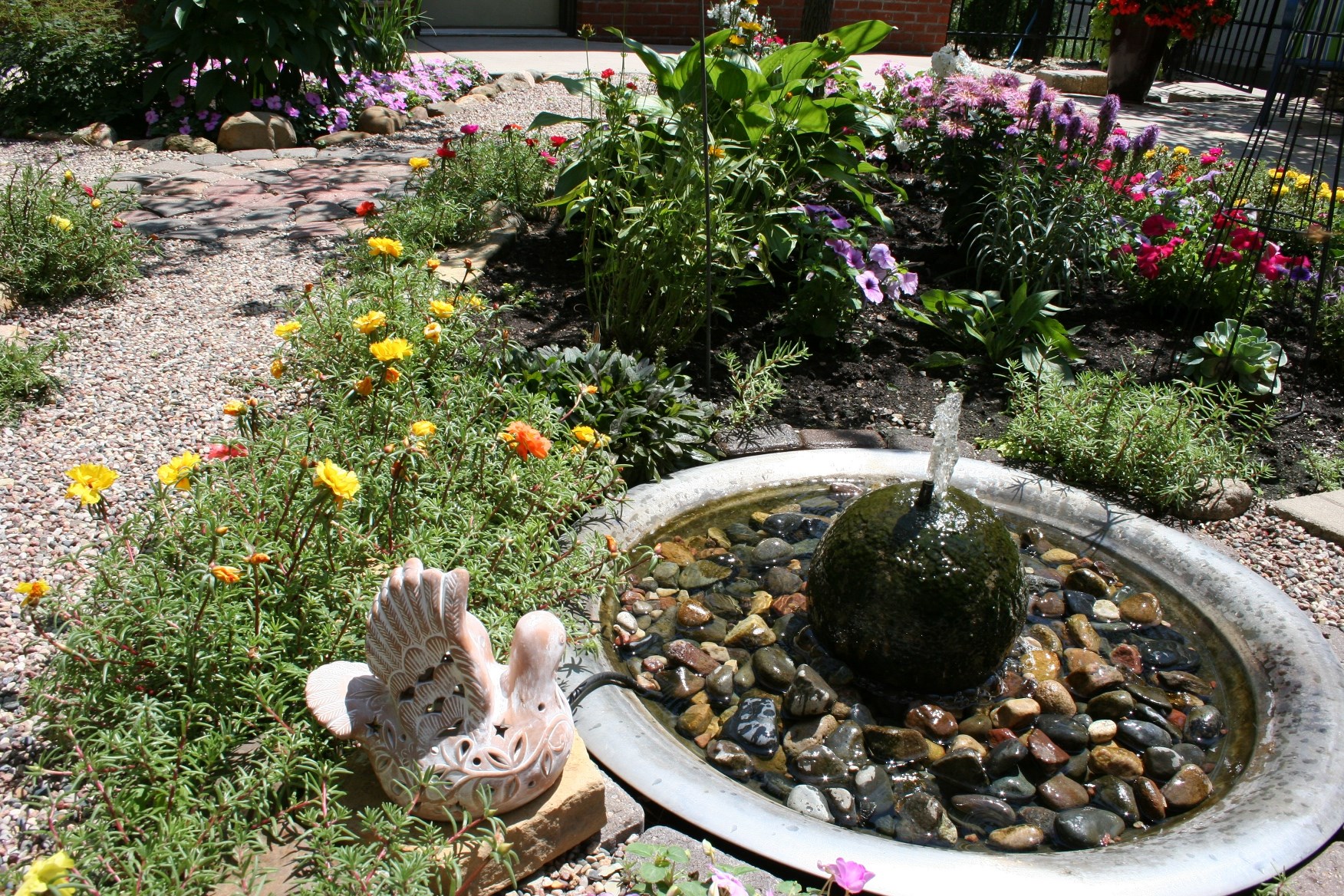 Маленькие фонтаны для сада