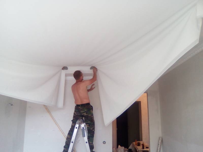 Видео подборка и подробная статья по теме как делают натяжные потолки
