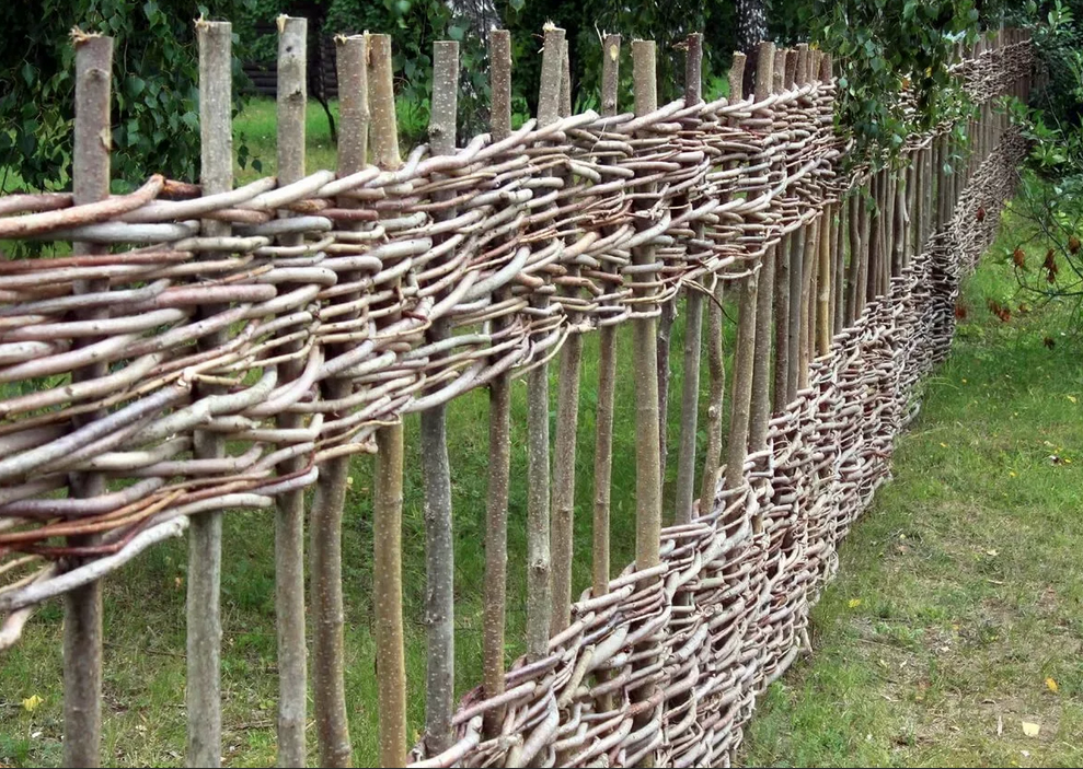 ➤ плетеный забор своими руками: из досок, прутьев, веток | мы строители ✔1