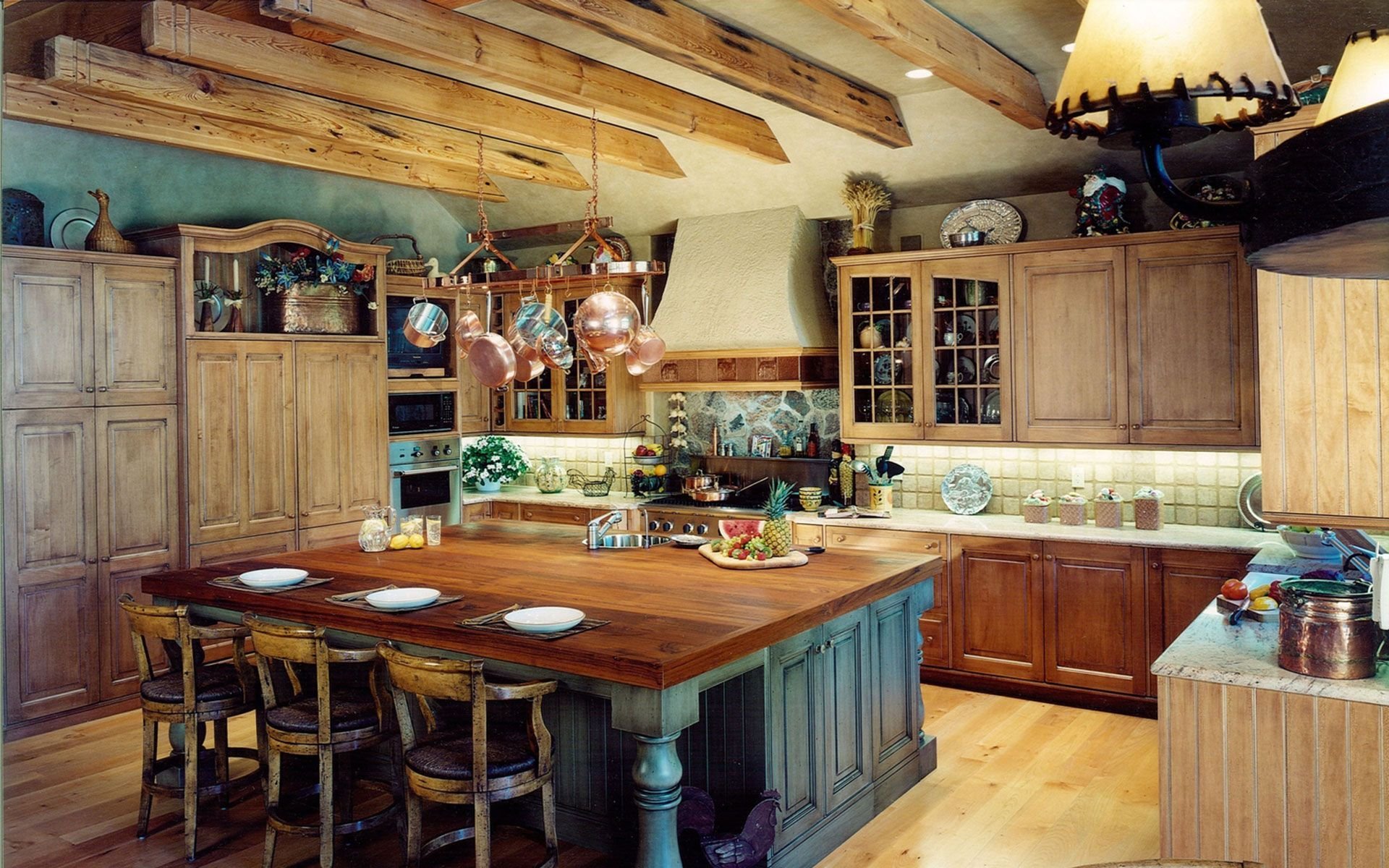 Кухня в деревенском стиле, характерные черты и особенности, на что обратить внимание при оформлении интерьера - 36 фото