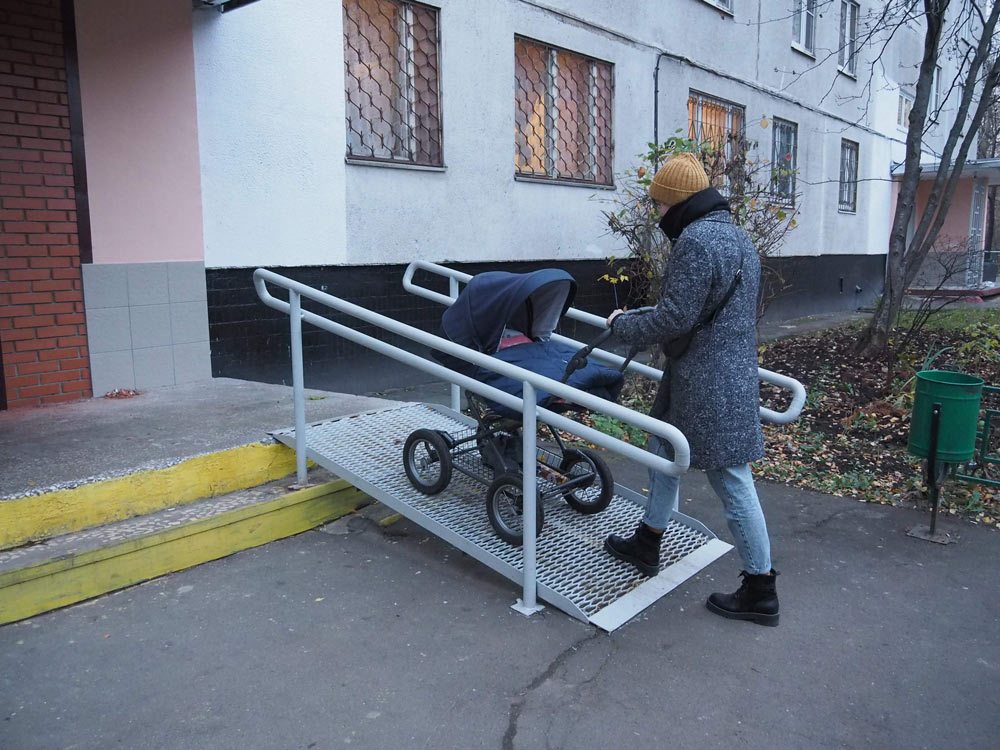 Если нет пандуса в доме - вместе