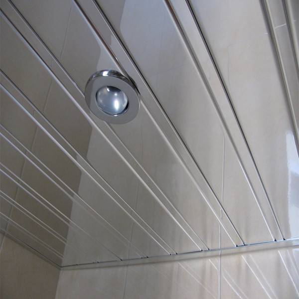 Потолки из алюминиевых панелей в интерьере ванной комнаты