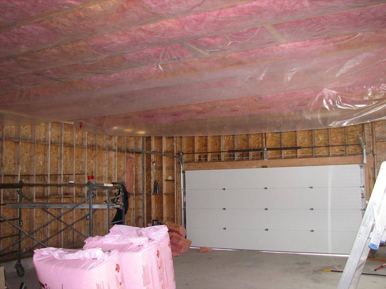 Из чего сделать и как правильно подшить потолок для гаража своими руками