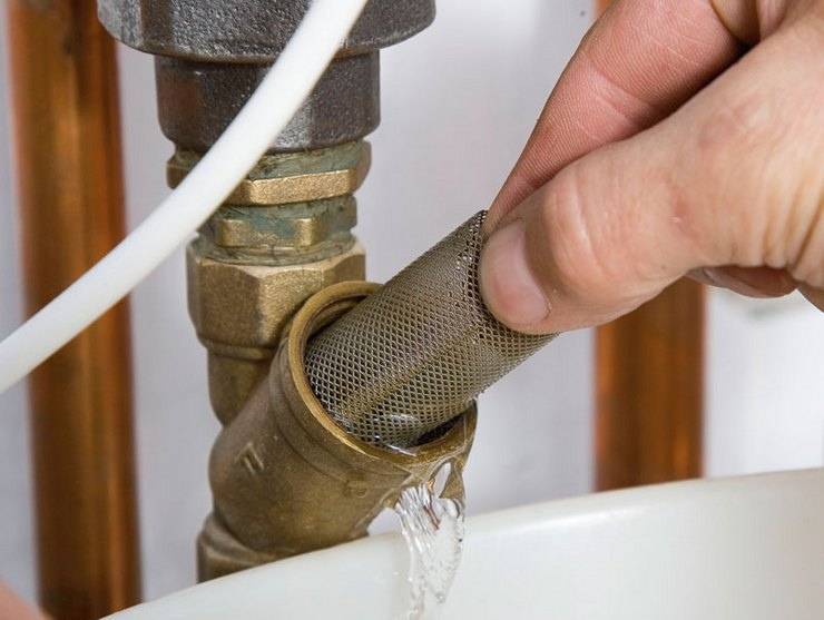 Как прочистить водопроводную трубу в домашних условиях: чем промыть засор без замены в домашних условиях
