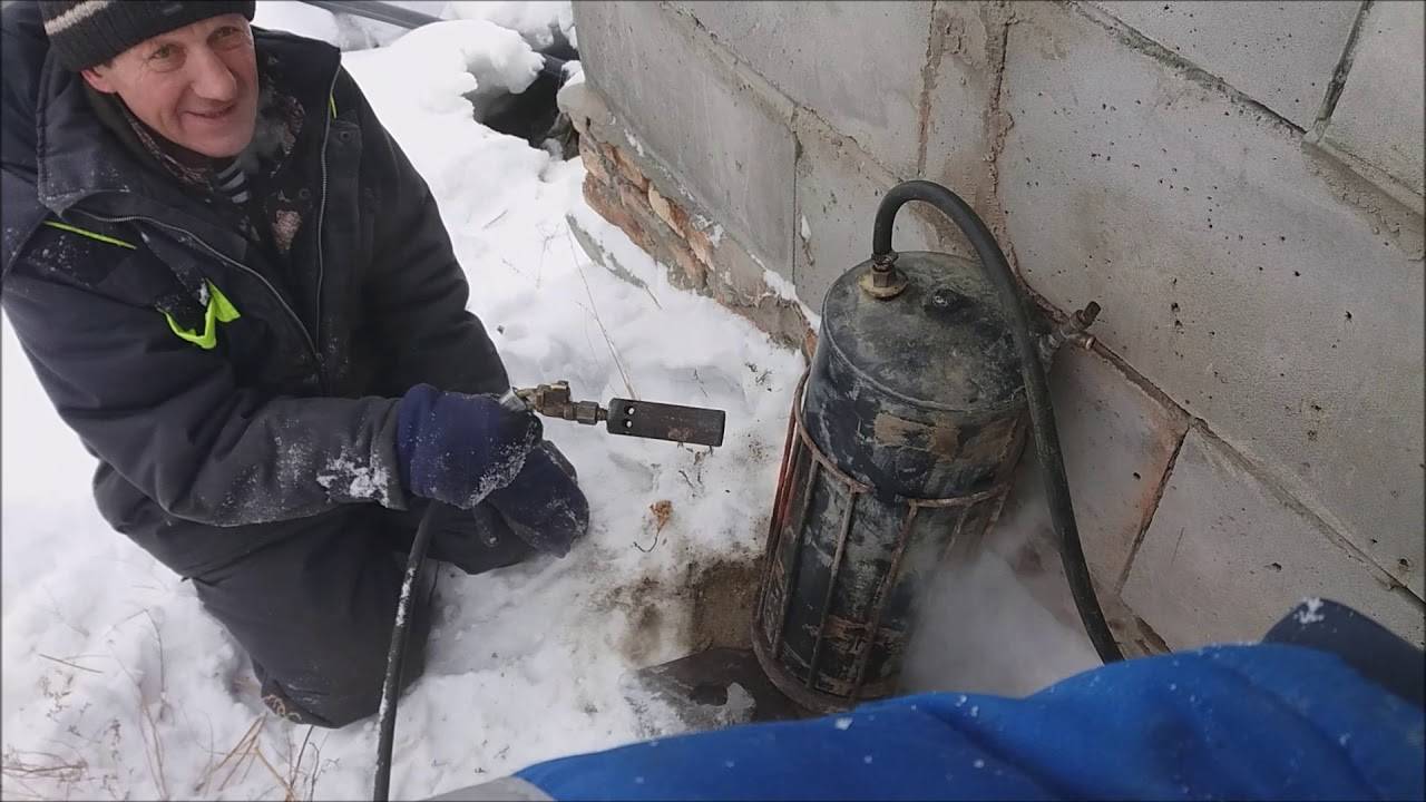 Как отогреть замерзший водопровод под землей - читайте здесь