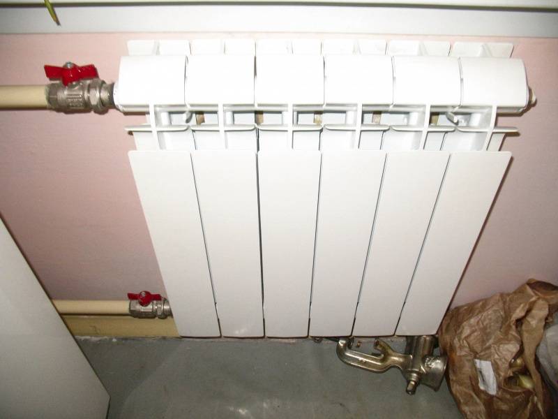 Установка радиатора отопления своими руками: инструкция с фото