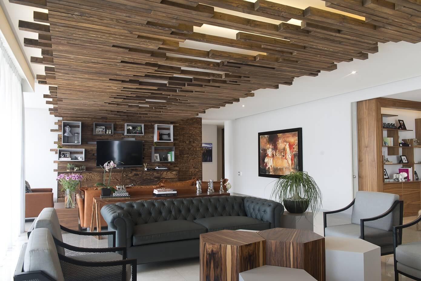 Какой потолок лучше сделать: доски, отделка деревом в квартире современная и фото