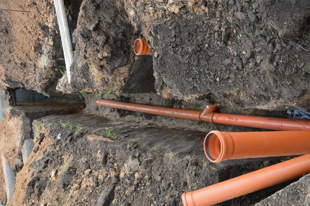 Прокладка канализационных труб в земле: фото, схема