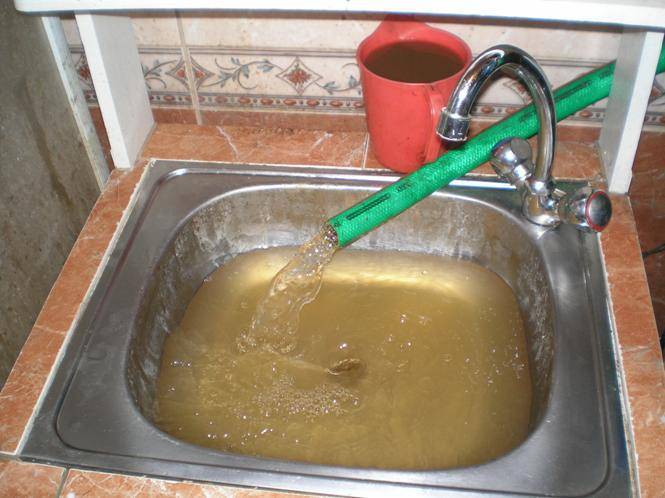 Вода из скважины пахнет железом – что делать, нужно ли её очищать