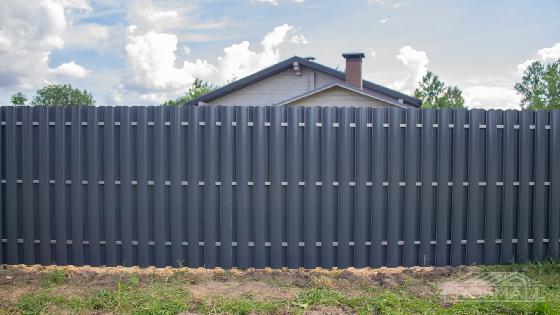 Забор из металлического штакетника цвет графит фото