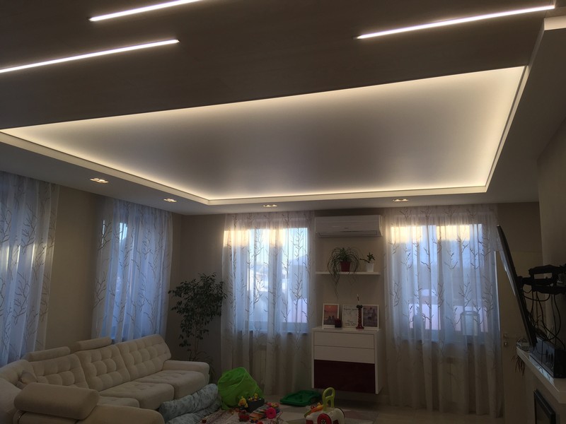 Подсветка натяжного потолка в гостиной фото