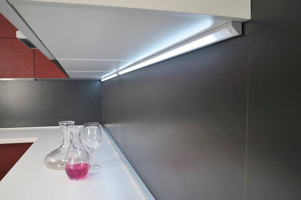 Светодиодная лента на кухне: как выбрать и смонтировать освещение, подсветку | дизайн и фото