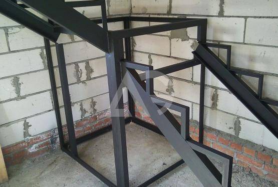 Металлическая лестница с площадкой: виды и инструкция