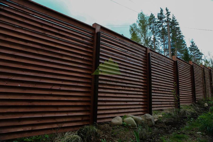 Забор из дерева – какие доски выбрать для конструкции и что учесть при возведении