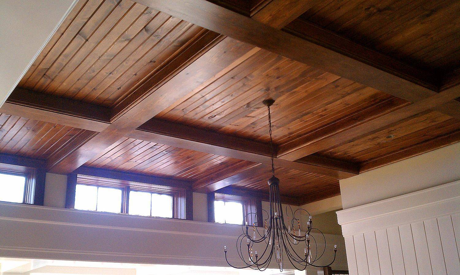 Щитовой потолок в деревянном доме. как сделать потолок в деревянном доме – варианты отделки, инструкции по монтажу