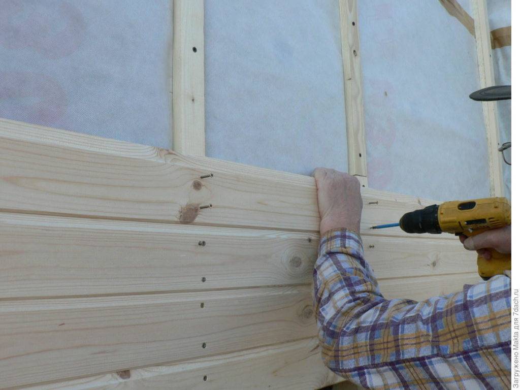 Как обшивать вагонкой баню: как правильно крепить материал в парилке на стене, это лучше сделать горизонтально или вертикально, как установить кляймерами на потолке?