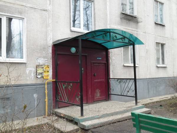 Как сделать козырек над входом в подъезд многоквартирного и частного дома: нормы, размеры, чертеж- обзор +видео