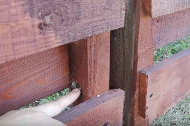 Как сделать деревянный забор на даче своими руками