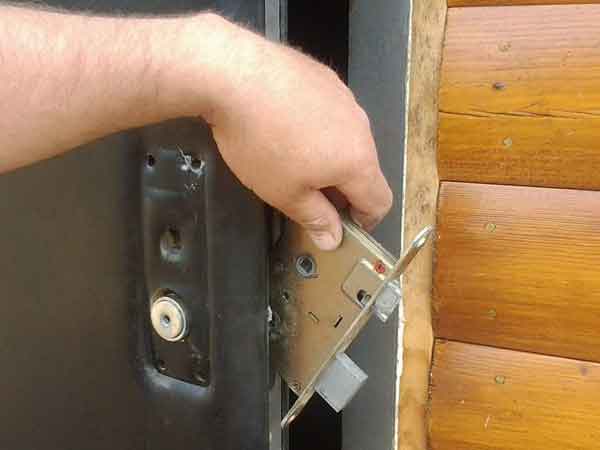 Ремонт входных металлических дверей: этапы проведения работ
