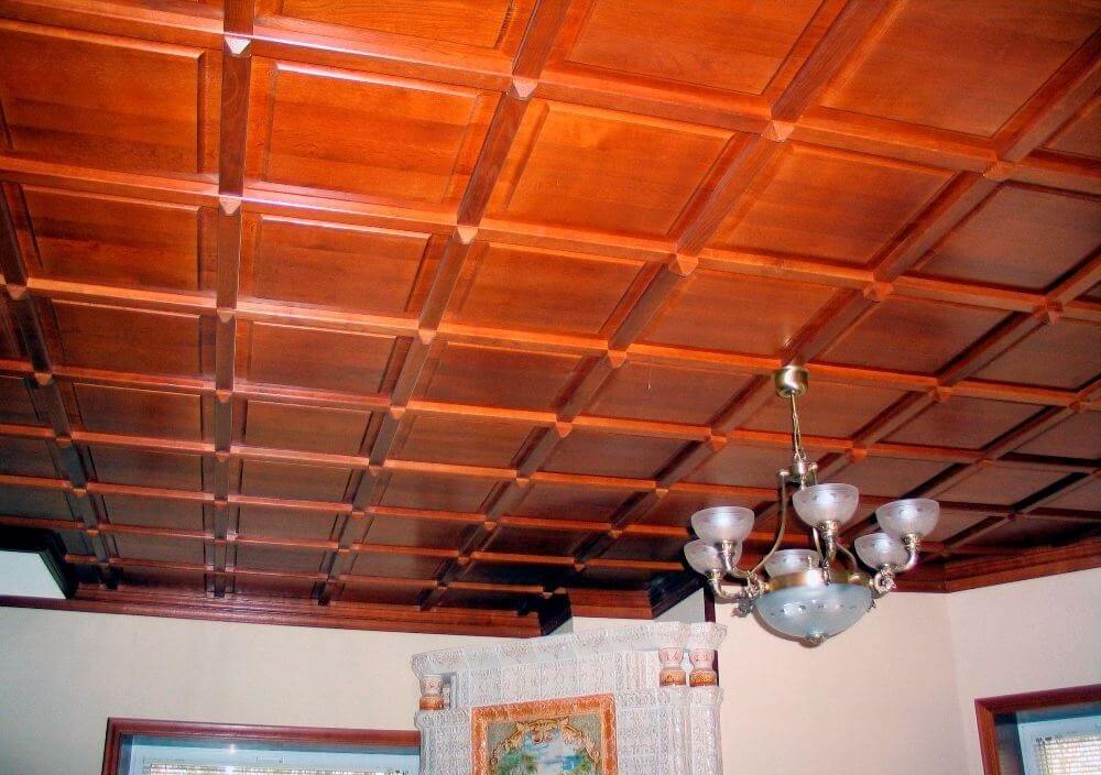 Отделка потолка в деревянном доме своими руками: особенности, подготовительные работы, чем отделать