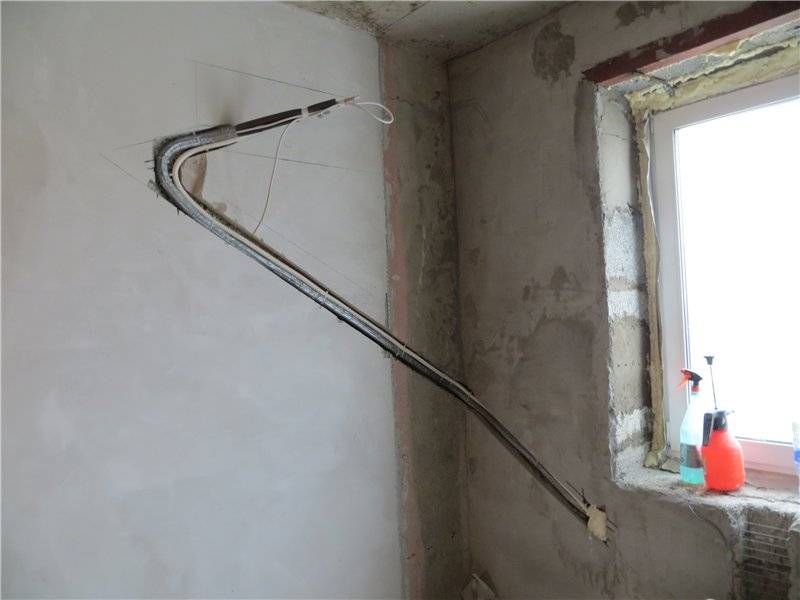 Проводка в гофре по потолку: можно ли прокладывать кабель без гофры