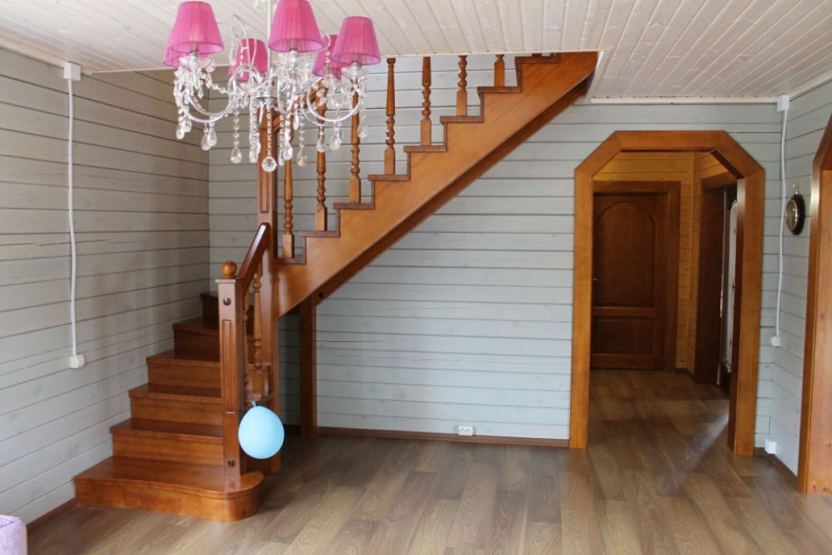 12 красивых примеров оформления деревянного дома внутри, которые обойдутся недорого (37 фото)
