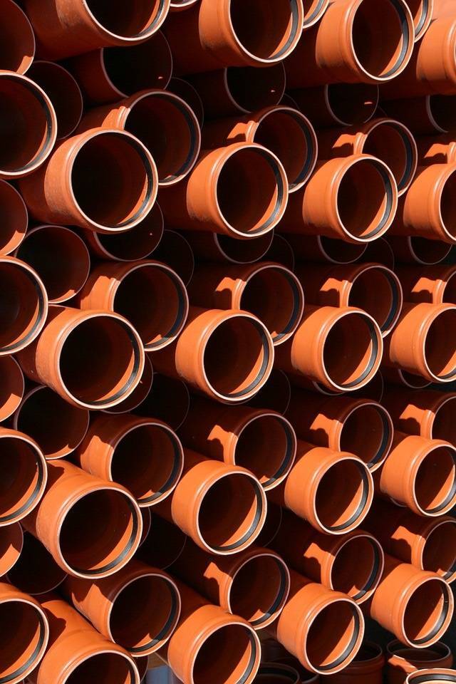 Отличительные особенности рыжей канализационной трубы: виды, размеры, плюсы и минусы, применение и как монтируется